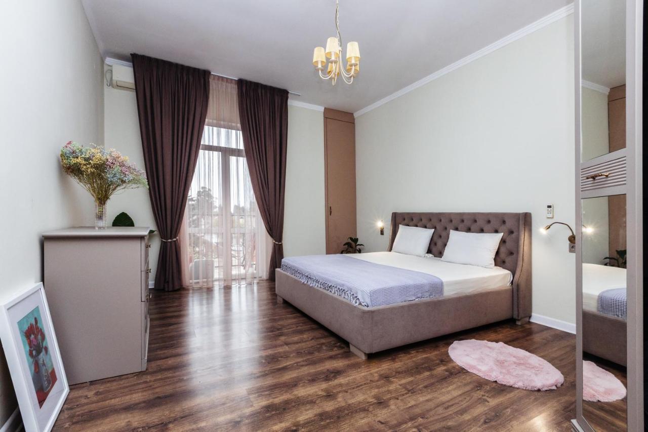Просторные Апартаменты Класса Люкс Sukhumi Esterno foto